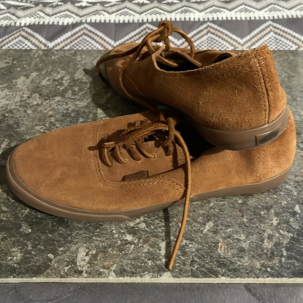 Vans  
Authentic
Brown Suede